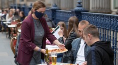 Tieto štáty zažívajú novú fázu koronavírusu: Nákazu prenášajú najmä mladí