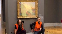 Útok na stomiliónové dielo. Ekologickí aktivisti vyliali zemiakovú kašu na obraz Clauda Moneta