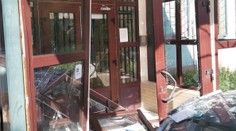 Kuriózny incident na východe. Opitý muž ukradol auto, následne s ním vrazil do budovy polície