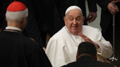 Pápežov stav sa mierne zlepšil. Prognózy lekárov sú však naďalej zdržanlivé
