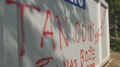 „Satan, odíď. Bože, ochraňuj nás.“ Vandal posprejoval areál, kde sa bude konať rockový festival