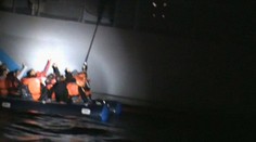 Video ukazuje, ako grécka pobrežná stráž potápa čln s migrantmi