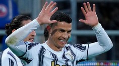 VIDEO: Ronaldo prekonal Pelého gólový rekord, Cagliari zostrelil hetrikom