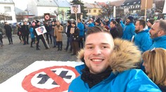 Pre rasistickú minulosť odstúpil z kandidátky PS/SPOLU Erik Radačovský