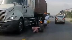 Matka zachránila dieťa v poslednej sekunde. Hrozivá nehoda sa mohla skončiť tragicky