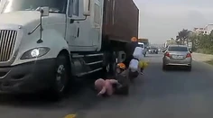 Matka zachránila dieťa v poslednej sekunde. Hrozivá nehoda sa mohla skončiť tragicky