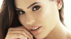 Sexy kráska sa vraj podobá na nevestu princa Harryho. Zadok má ale oveľa väčší