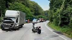 Tragická dopravná nehoda pri Radošine. Motorkár (†25) vybehol zo zákruty do protismeru, zrážku s dodávkou neprežil