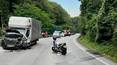 Tragická dopravná nehoda pri Radošine. Motorkár (†25) vybehol zo zákruty do protismeru, zrážku s dodávkou neprežil