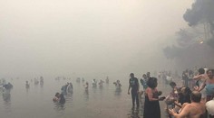 Desivé zábery z horiaceho Grécka: Ľudia, ktorí utiekli pred peklom, sa objímali v mori