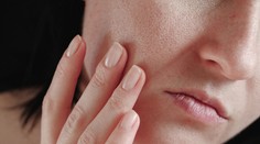 Dotýkať sa tváre je teraz zakázané. Tu sú tri jednoduché triky, ako to natrénovať