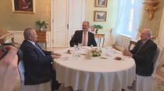Prezident Kiska obedoval s predchodcami. Vyčítali mu udeľovanie vyznamenaní