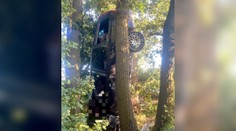 Auto ostalo po náraze zapichnuté v zemi. Vodič (†30) zraneniam na mieste podľahol