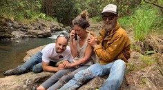 Dojímavý moment: Žena, ktorú našli stratenú v divočine po 17 dňoch, telefonuje svojim rodičom