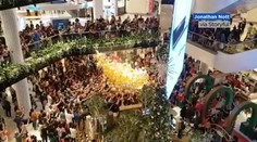 Vianočné nákupné šialenstvo: Ľudia si skákali po hlavách pre darčekové karty v balónoch