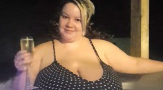 Britka sa stala väzenkyňou vlastných pŕs, nedokáže stáť viac ako päť minút