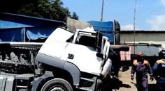 VIDEO: Nešťastie v Rusku. Počas vykládky sa zrútil príves, vodič na mieste zahynul