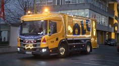 Bratislavu baví netradičná atrakcia. Smetiarske auto sa zmenilo na vianočný hit