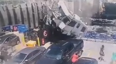 Karavanu zlyhali brzdy počas jazdy z kopca. Tragická nehoda pripomína scénu z akčného filmu