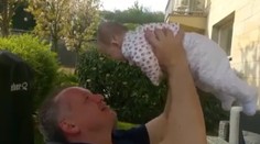 Prezident Kiska sa mazná so svojou vnučkou