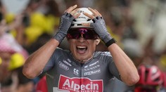 Úvodná etapa Tour de France patrila šprintérskemu dojazdu. Prvý triumf oslavoval Belgičan Philipsen