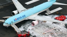 Z lietadla Korean Air začali tesne pred odletom šľahať plamene