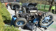 Traktor skončil po náraze na streche. Zakliesnený vodič (†30) nehodu neprežil