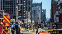 Biela dodávka zrážala v Toronte chodcov, desať ľudí zomrelo