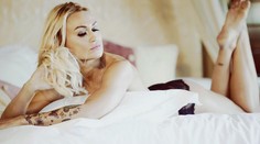 Určite neuhádnete, aké je povolanie tejto polonahej ženy