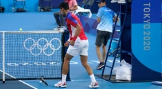 FOTO: Djokovič zdemoloval raketu, ďalšiu odhodil na tribúnu. Potom nenastúpil ani na mix