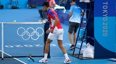FOTO: Djokovič zdemoloval raketu, ďalšiu odhodil na tribúnu. Potom nenastúpil ani na mix