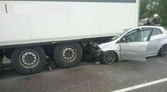 Smrteľná nehoda na R1 v smere na Nitru. Zrážku auta s kamiónom neprežila jedna osoba