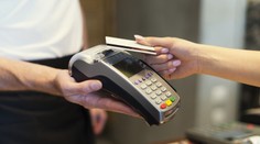 Vo Švédsku miznú klasické peniaze. Čítačky kariet už majú aj bezdomovci