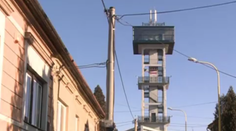 Z novej kaviarne v Prešove turisti nazerajú domácim do dvorov