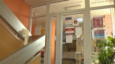 Desiatky ľudí prišli na očkovanie do levickej nemocnice zbytočne. Odišli nahnevaní a rozčarovaní