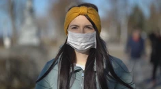 Pleť vníma rúško akoby bola noc, preto je potrebné zmeniť krémy