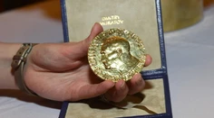 Ruský novinár vydražil svoju Nobelovu medailu. Rekordných 98 miliónov pôjde na podporu ukrajinských detí