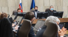 Vláda prijala nové pravidlá: Povinné respirátory, kompenzácia za karanténu či samotestovanie