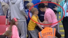 Táto žena pobúrila celý štadión. Čo urobila malému chlapcovi?