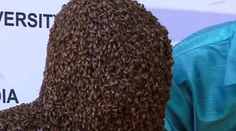 VIDEO: Odvážny mladík vám vyrazí dych. Desaťtisíce včiel mu dokonale zakryje tvár