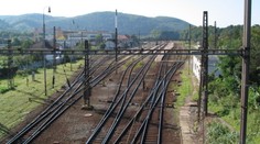 Zásah elektrinou na železnici. Muž spadol z vagóna, zasahoval vrtuľník