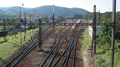 Nešťastie na železnici. Muž spadol z vagóna, zasahoval vrtuľník