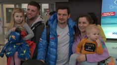 VIDEO: Slovenskí hokejisti sa vrátili v tichosti. Na letisku ich čakala len hŕstka fanúšikov