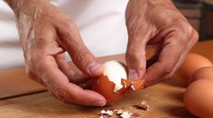 Jednoduchý trik, vďaka ktorému uvarené vajce obielite ako nič