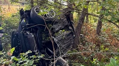 Na D2 pristál vrtuľník. Auto skončilo prevrátené mimo diaľnice