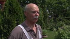 Na tohto včelára je smutný pohľad. Zlodej mu zobral to najcennejšie, čo mal