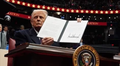 Trump vo svoj prvý deň spustil lavínu kontroverzných dekrétov. Niektoré môžu skončiť na súde