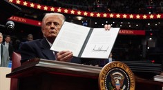 Trump vo svoj prvý deň spustil lavínu kontroverzných dekrétov. Niektoré môžu skončiť na súde