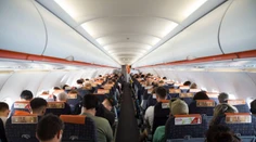 VIDEO: Dobýjal sa do kokpitu a kričal, že je lepší pilot. Kvôli agresívnemu mužovi museli na polceste všetci vystúpiť