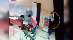 Kamera zachytila volebný podvod v Rusku: Koho je táto „magická“ ruka s hlasovacími lístkami?